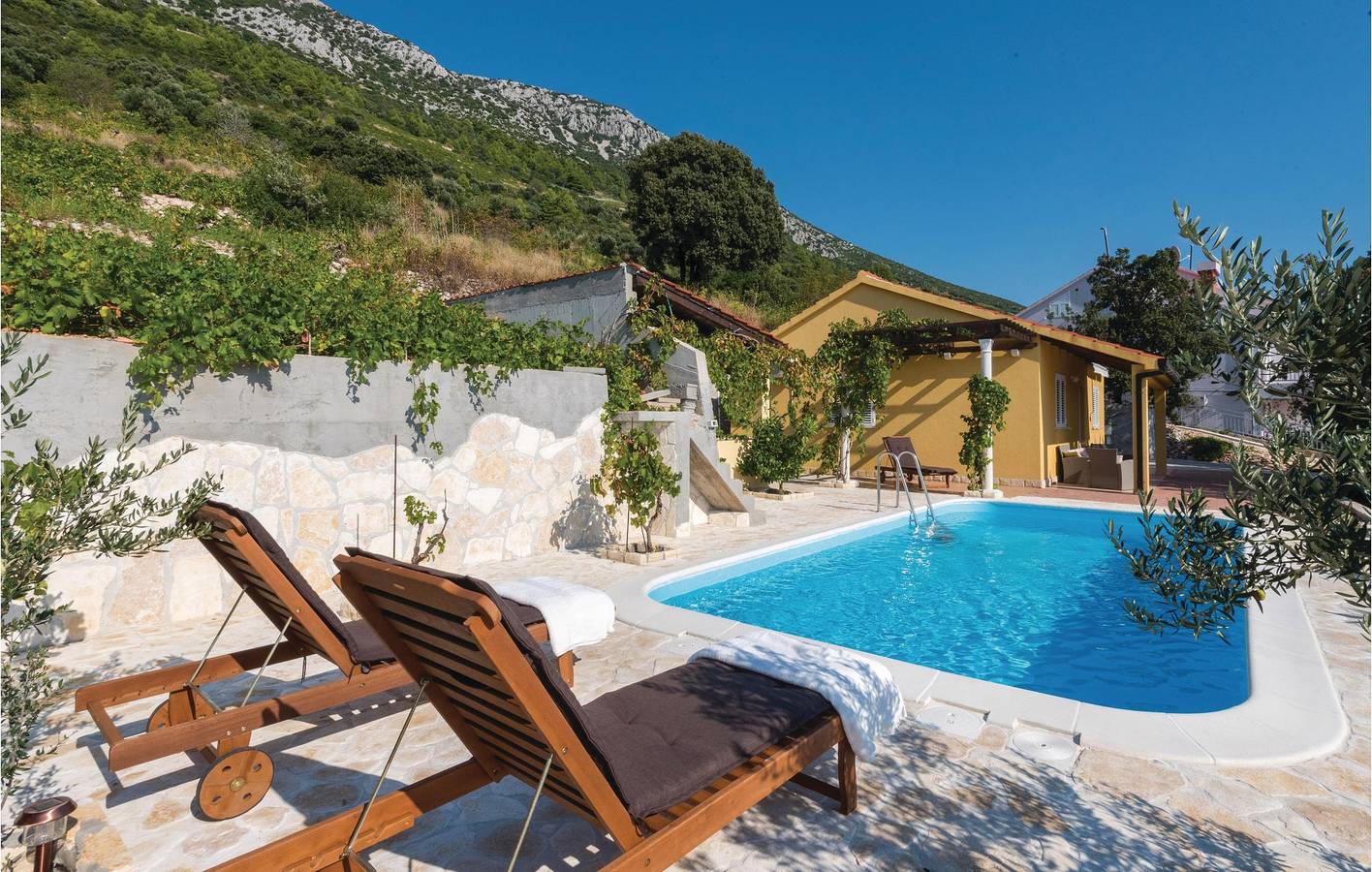 Gemütliches Apartment am Strand mit Pool und Terrasse, nur wenige Schritte vom Strand entfernt in Potomje, Dubrovnik-Neretva