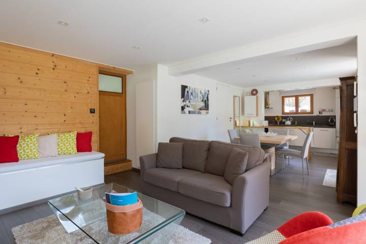Entire apartment, Apartment "La Tour 74" with Mountain Views, Private Terrace, and Wi-Fi in Thônes, Annecy region