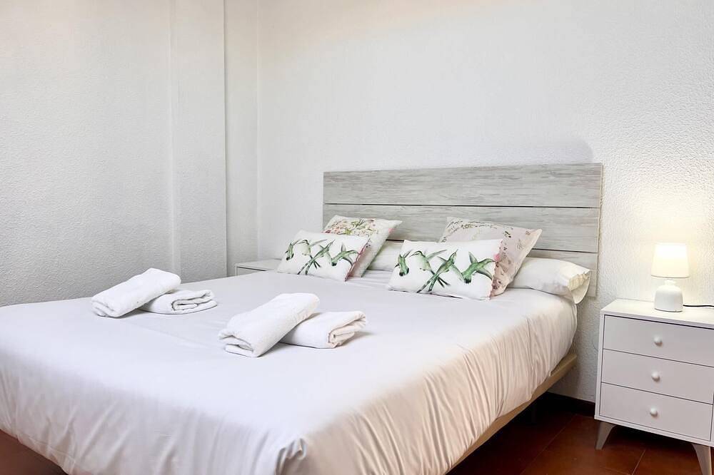 Ganze Wohnung, Cozy penthouse with pool just steps from the beaches in Santa Cruz de Bezana, Kantabrische Küste