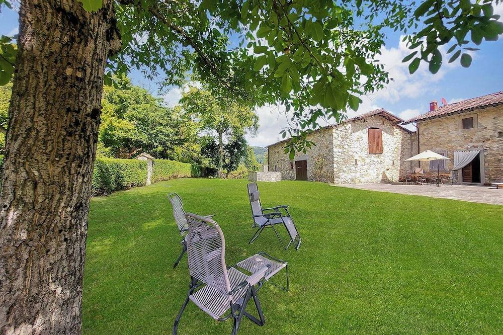 Cottage,privater Pool, schöner Blick auf die Berge, Wifi, zu Fuß zum Restaurant in Piazza al Serchio, Garfagnana