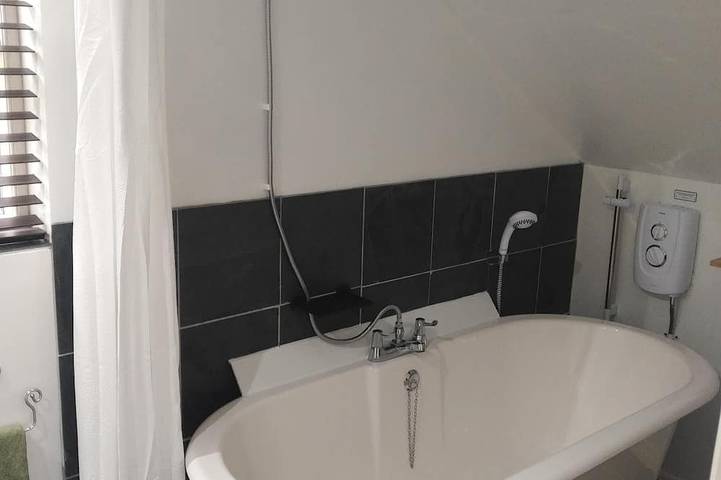 Hébergement privé de luxe avec bain à remous situé dans des jardins avec maison d'été in Cheshire West and Chester