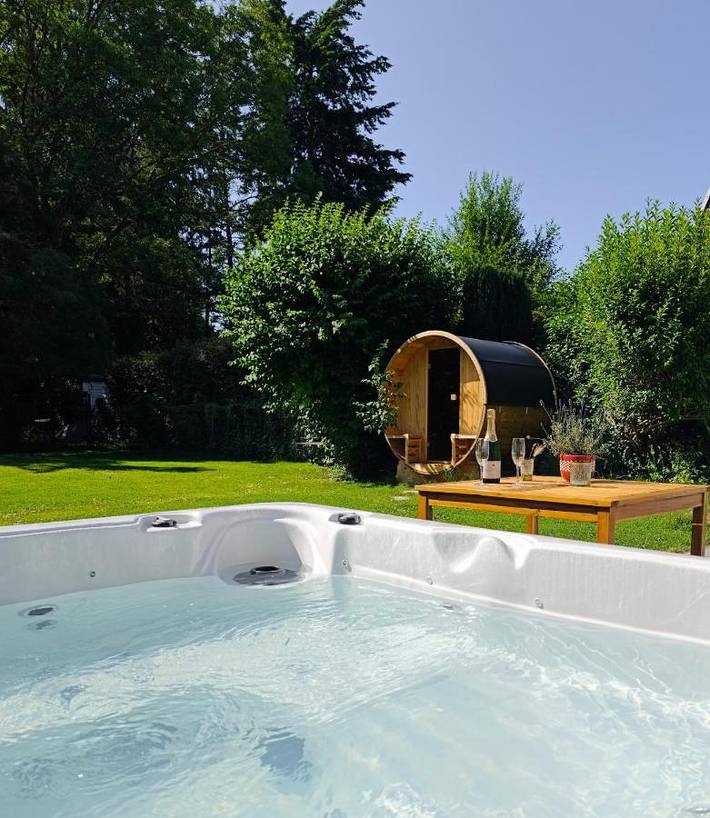 Gîte pour 2 personnes, avec Jacuzzi et Terrasse ainsi que Jardin et Sauna à La Bruyère