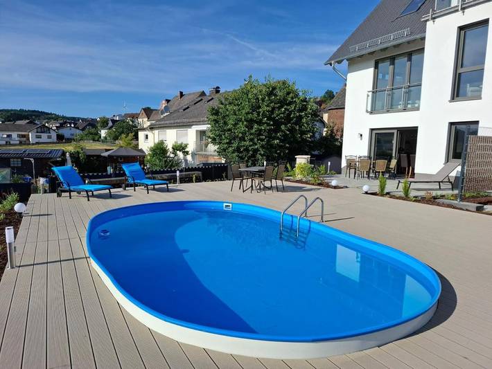 Ferienwohnung für 4 Personen, mit Terrasse und Garten sowie Pool und Seeblick in Bischoffen