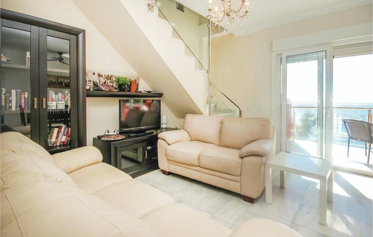 Entire holiday apartment, La Rada Breeze: Cozy Apartment with AC, Terrace & Parking in Playa del Angel (Estepona), Estepona