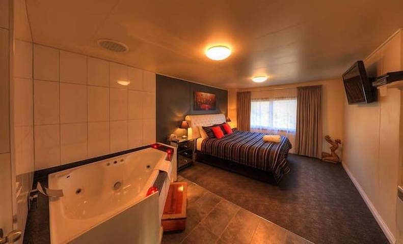 Holiday home for 10 people, with hot tub and garden in Tasmania