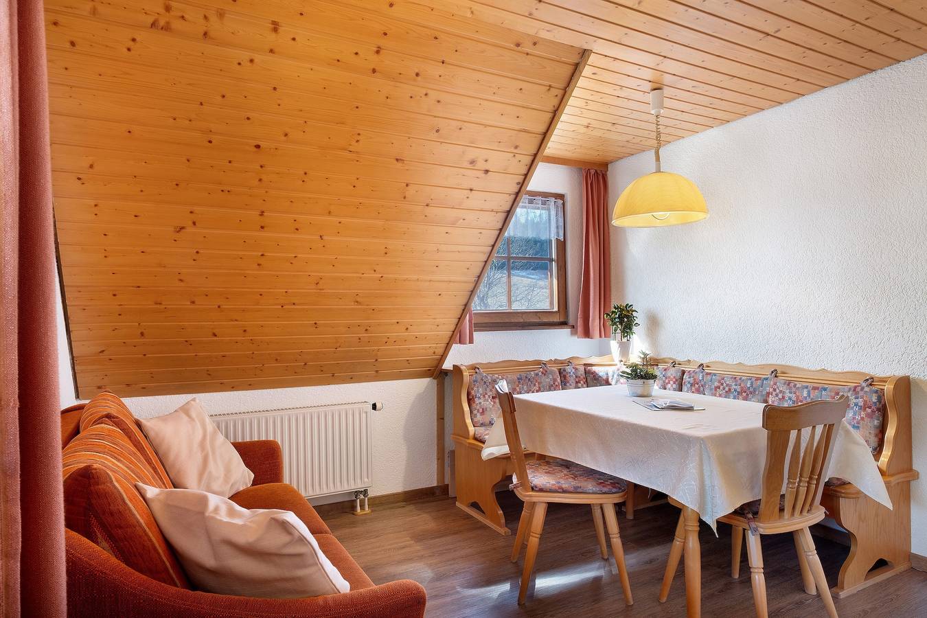 Ganze Wohnung, Ferienwohnung Raublick mit Bergblick, Gemeinschaftsterrasse - Montags Gaststätte geöffnet in Langenordnach (Titisee-Neustadt), Titisee-Neustadt