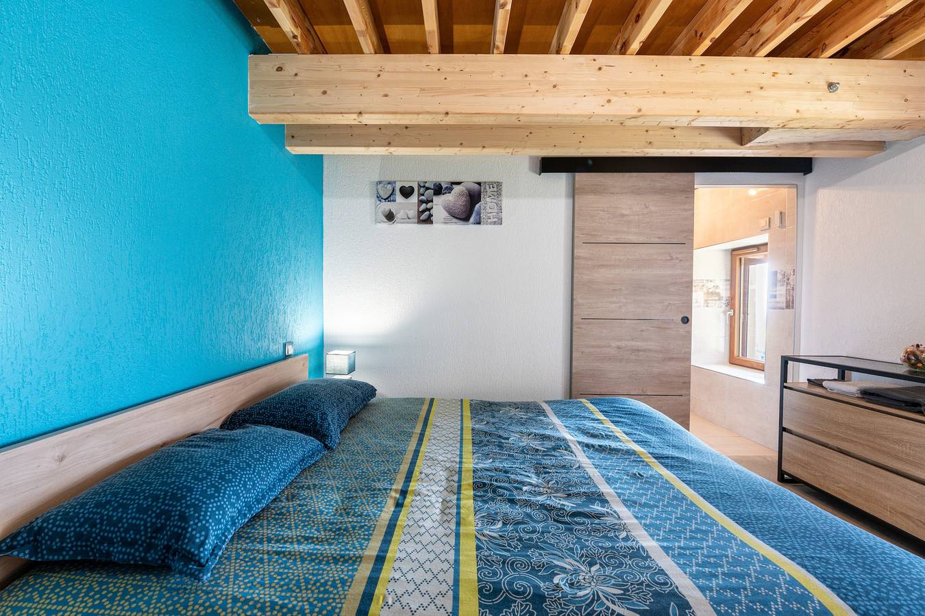 Chambre d'hôte la chambre Bleue avec vue sur les montagnes, terrasse privée et jardin partagé in Moye (Haute-Savoie), Région d'Annecy