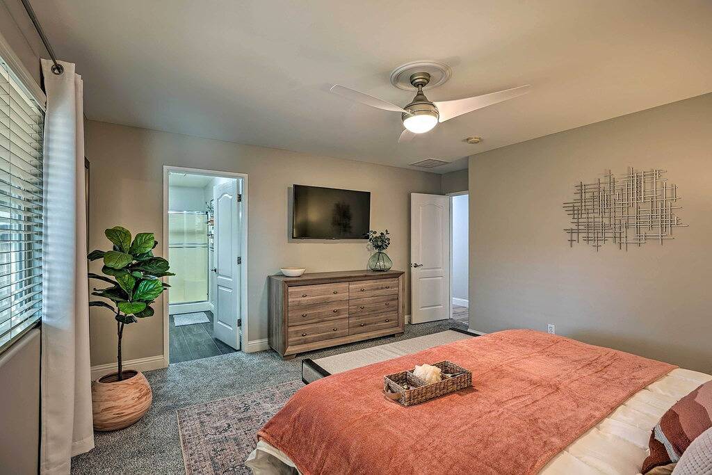 Family-Friendly Home, 6 Mi to Riverwalk Plaza in Bakersfield, Kern County