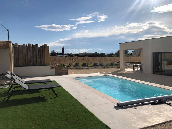 Location de vacances pour 4 personnes, avec piscine ainsi que terrasse et jardin à Grospierres