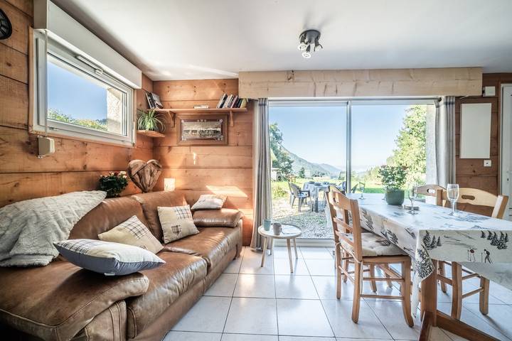 Ganze Wohnung, Chalet Les Mios, bei Isa, mit Blick zwischen See und Bergen, private Terrasse und Wlan in Vacheresse, Thonon-les-Bains und Umgebung