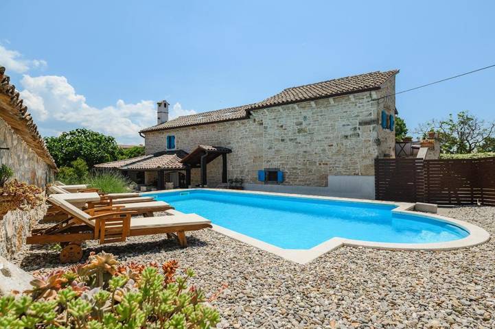 Ferienhaus für 4 Personen, mit Terrasse und Garten sowie Pool in Sinožići