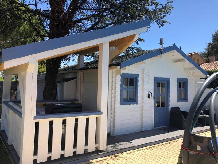 Chalet pour 4 personnes, avec Terrasse et Jacuzzi ainsi que Jardin et Piscine