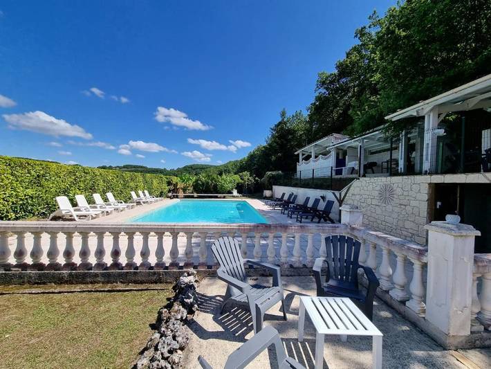 Location de vacances pour 19 personnes, avec jardin et vue ainsi que piscine et vue sur le lac, animaux acceptés à Courbiac