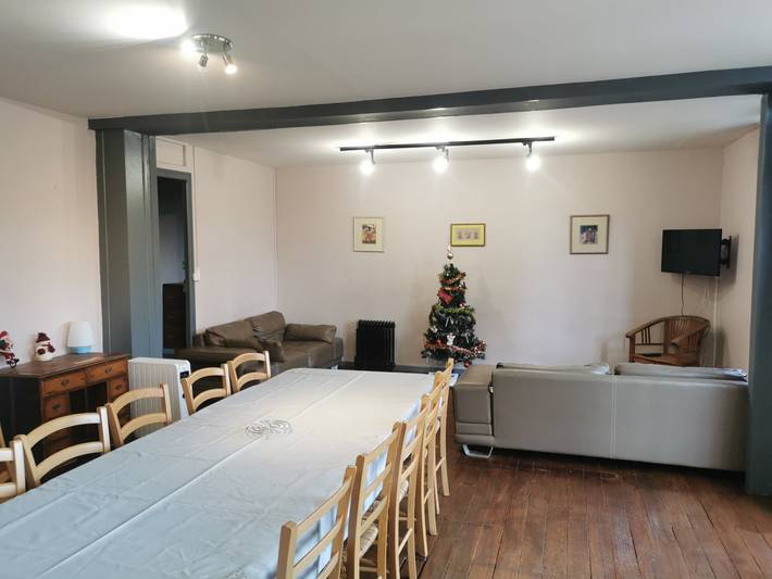 Gîte pour 14 personnes, avec terrasse ainsi que jardin et piscine