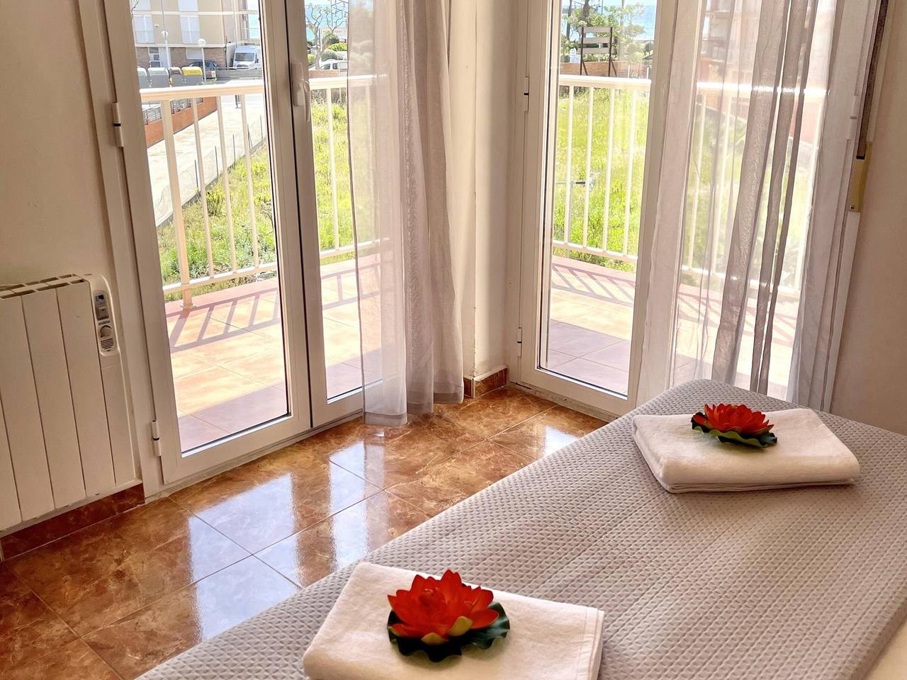 Apartamento entero, Amplio apartamento frente al mar con aire acondicionado, terraza y aparcamiento gratuito in La Pineda, Platja de la Pineda