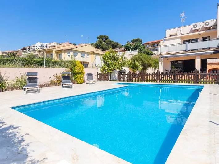 Casa rural para 7 personas, con jardín y piscina en Calafell