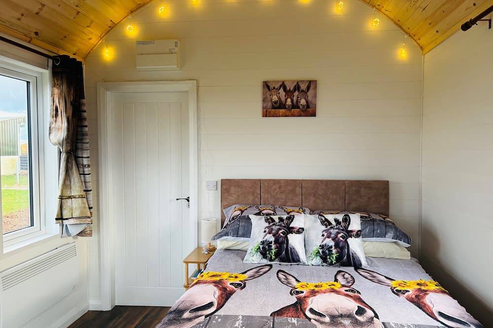Entire apartment, The Dozy Donkey Shepherd Hut & Sauna  Farm Stay in Donegal, County Donegal