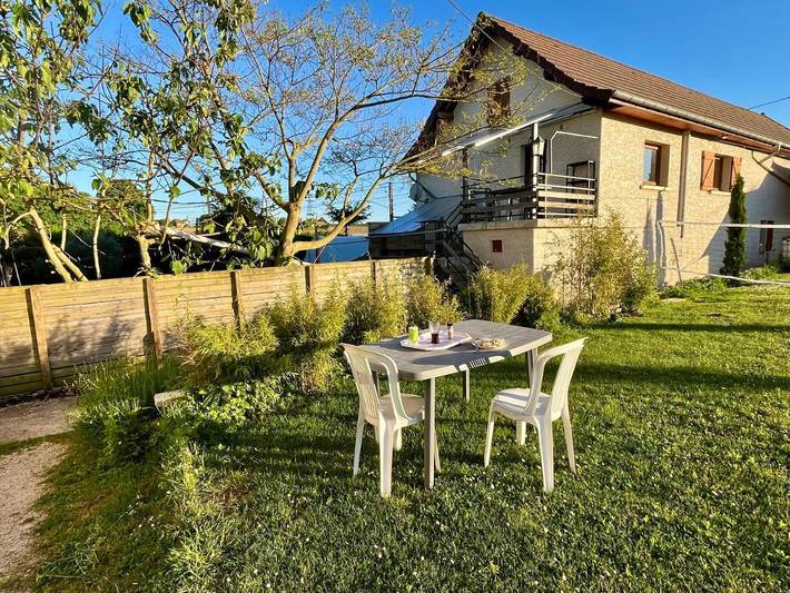 Gîte pour 6 personnes, avec jardin et piscine à Faverges-de-la-Tour
