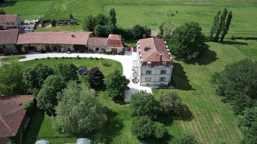 Cottage pour 2 personnes, avec vue ainsi que piscine et jardin à Chabanais