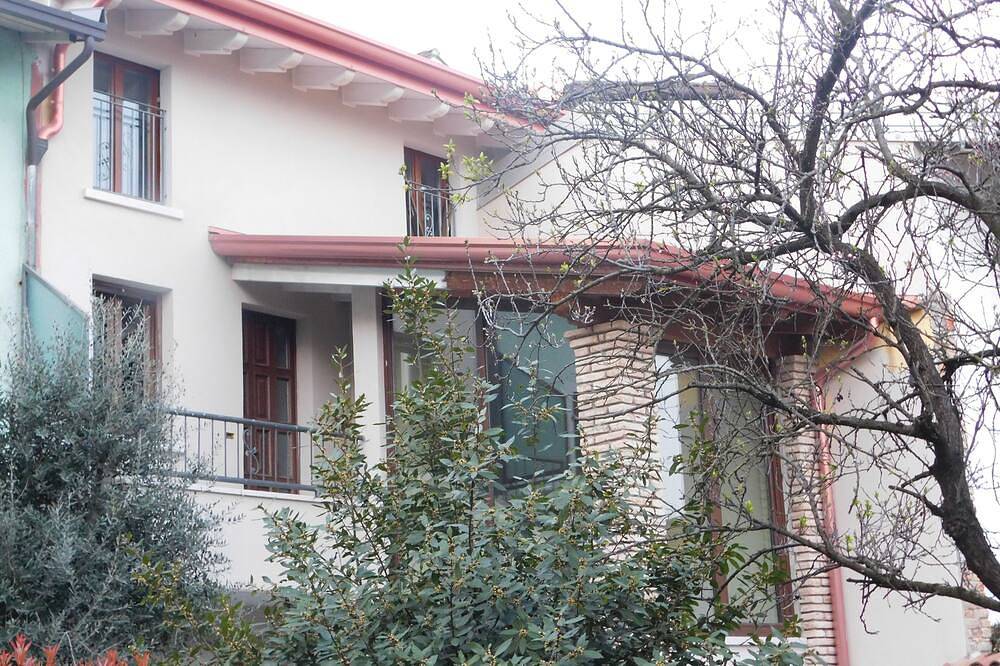 Huis op twee verdiepingen, groot huis omgeven door groen. in Lonato, Provincie Brescia