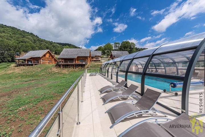Chalet pour 8 personnes, avec jardin et piscine ainsi que vue et terrasse, animaux acceptés à Chambon-sur-Lac - 4