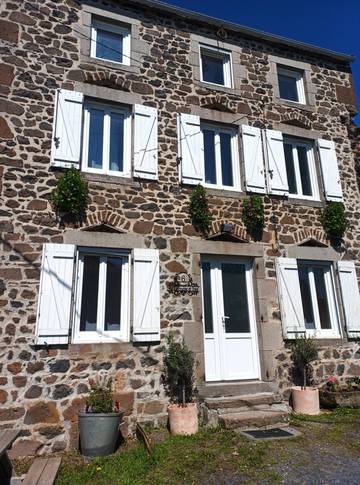 Gîte pour 14 personnes, avec jardin ainsi que terrasse et piscine, animaux acceptés en Haute-Loire