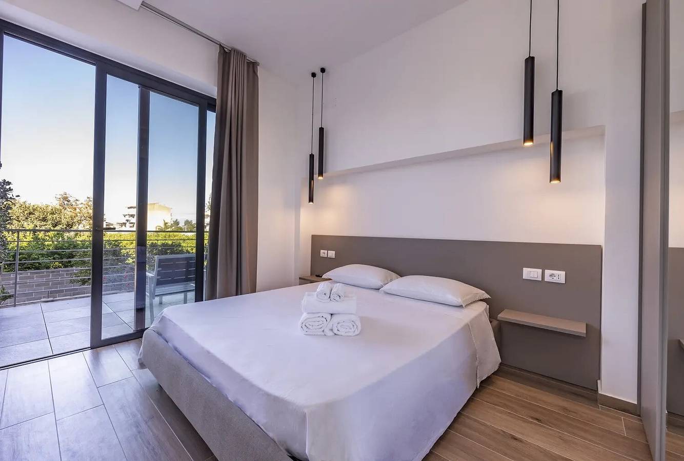 Monolocale intero, Appartamento 'Appartamenti La Brisa - Scirocco' con vista sulle montagne, Wi-Fi e aria condizionata in Capo d'Orlando, Provincia di Messina