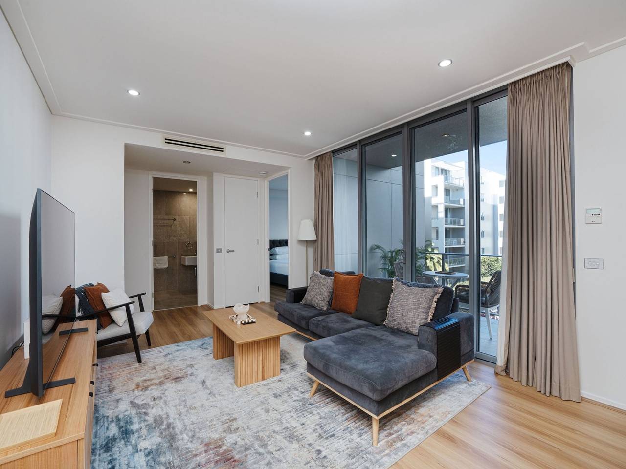 Entire apartment, Modern 1-Bed Unit with Pool Views and Balcony in North Canberra, Canberra