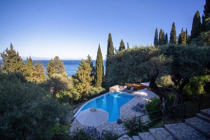 Location de vacances pour 17 personnes, avec piscine ainsi que jardin et vue dans Benitses
