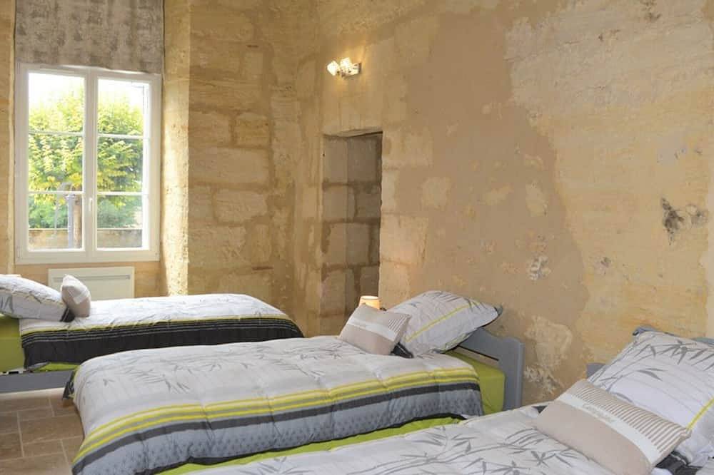 Casa troglodita con spa finlandés, sala de juegos y cerca de viñedos Aoc en Vouvray in Vouvray, Región de Tours