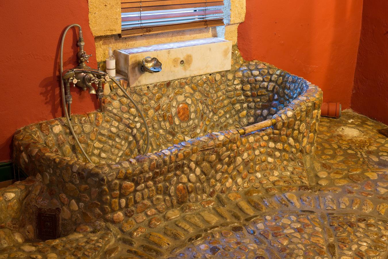 Chambre Galet Rose mit Gemeinschaftspool, Wlan und Klimaanlage in Collias, Nimes und Umgebung