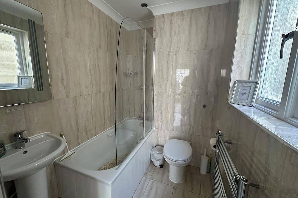Castaway Cottage in Trevone with parking and 100m from the sandy beach. in Trevone, Cornwall