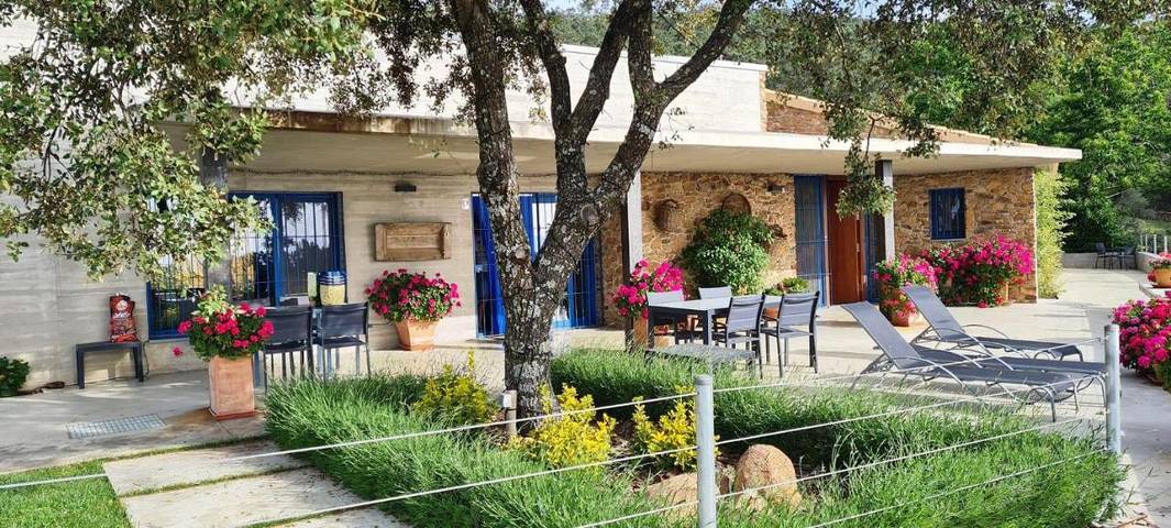 Casa rural para 14 personas, con Balcón y Jacuzzi además de Terraza y Jardín en Provincia de Badajoz