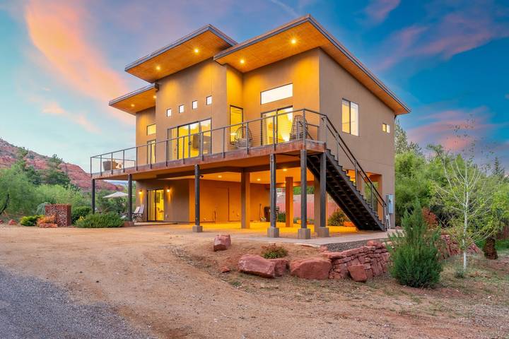 Vacation rental for 6 people, with balcony and yard, kid friendly in Oak Creek Canyon