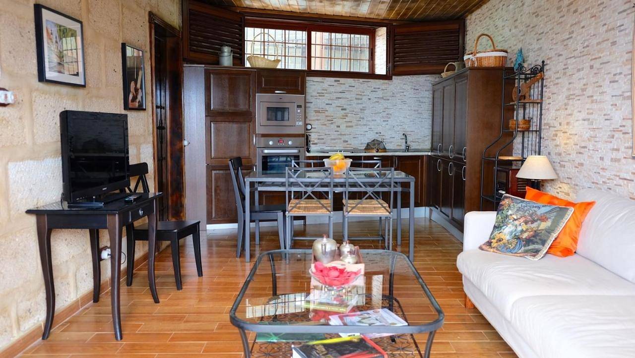 Casa en finca de uva con piscina privada, cubierta y climatizada in Arico, Teneriffa Süd