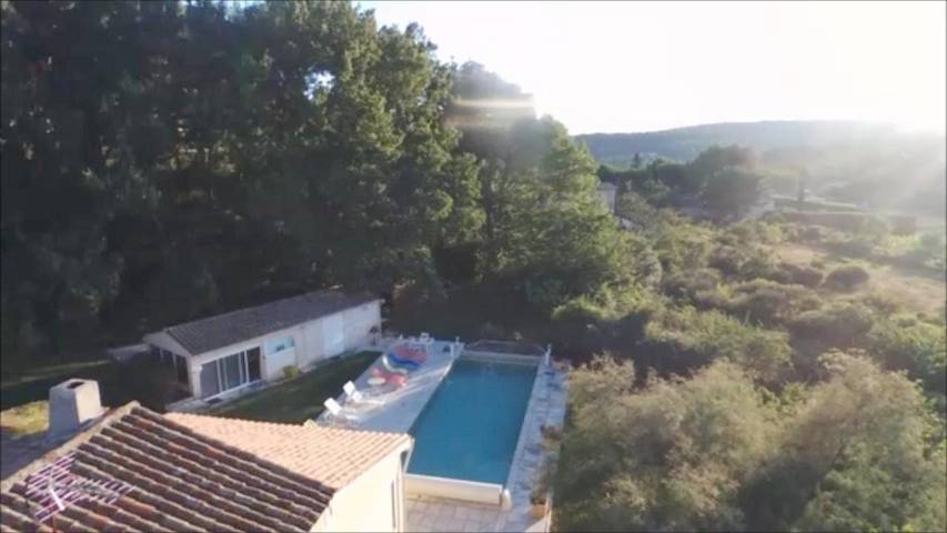 Location de vacances pour 3 personnes, avec vue ainsi que jardin et piscine à Éguilles - 2