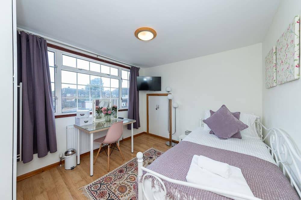 Family Home, beautiful view of Windsor Castle, 5 minute walk to shops and River in Eton, Berkshire