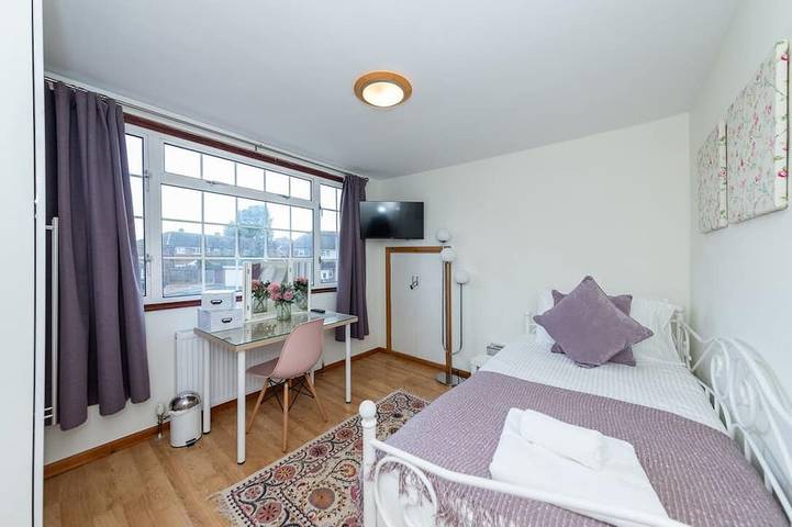 Family Home, beautiful view of Windsor Castle, 5 minute walk to shops and River in Eton, Berkshire