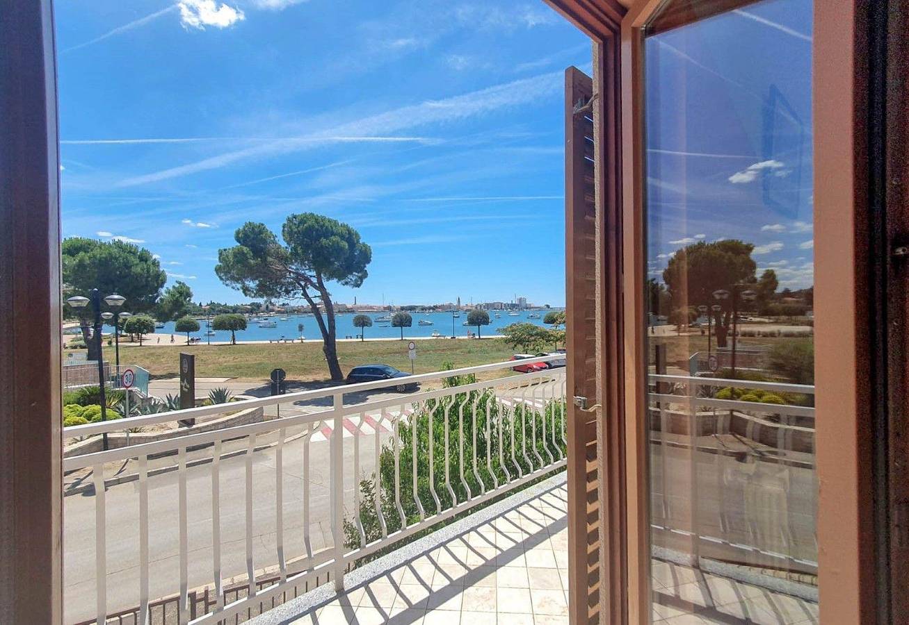 Apartamento vacacional entero, Apartment with sea view for 4 persons in Umag, Region de Umag