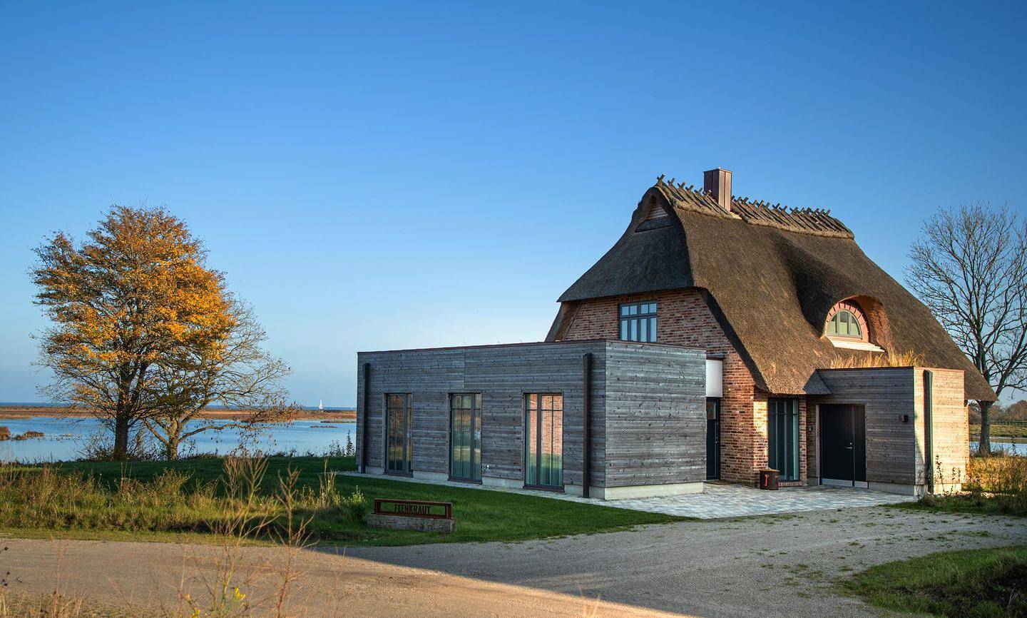 Feenkraut – das Atelierhaus unter Reet für bis zu 8 Personen, direktem Seeblick. in Geltinger Birk, Nieby
