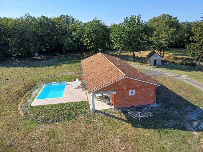 Location de vacances pour 6 personnes, avec Terrasse ainsi que Piscine et Vue à Chapdeuil