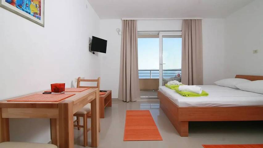 Gîte pour 2 personnes, avec piscine et terrasse à Brela - 3