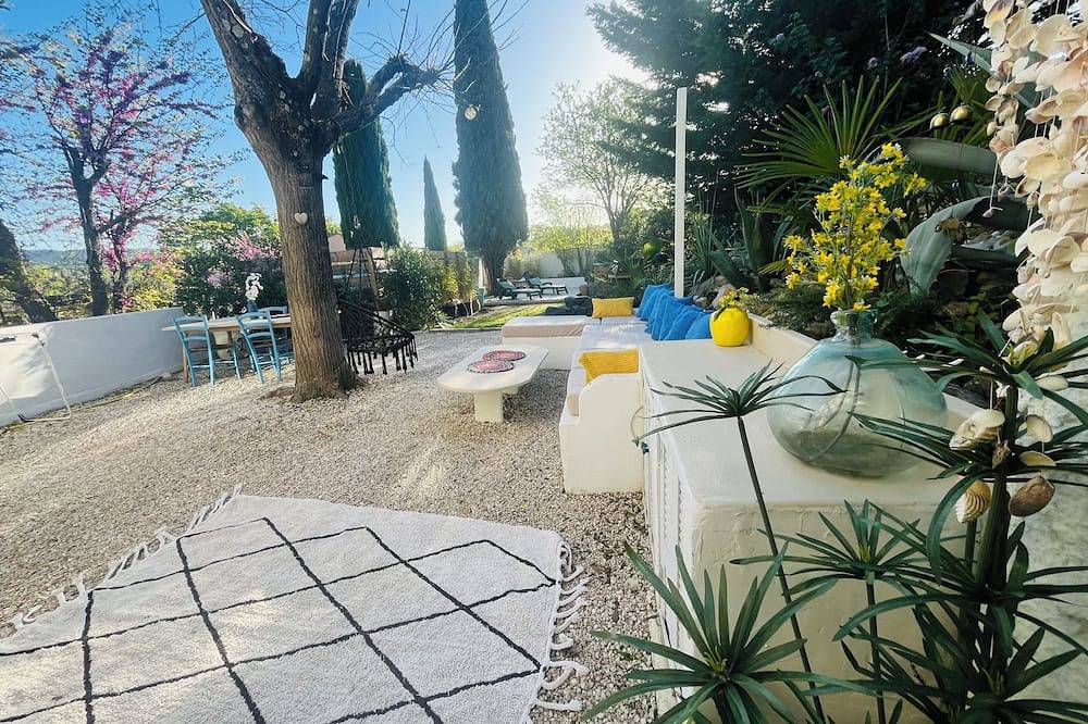 Provence house with swimming pool in Lambesc, Aix-en-Provence region