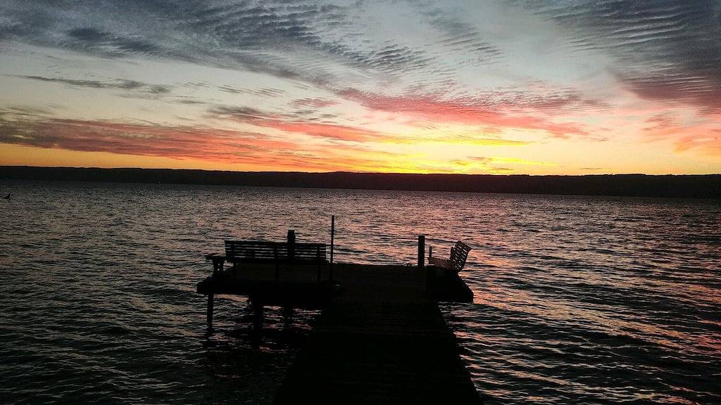 Wunderschöne Waterfront Home w / riesigen flachen Hof, tolle Aussicht, Weinstraße in Seneca Lake
