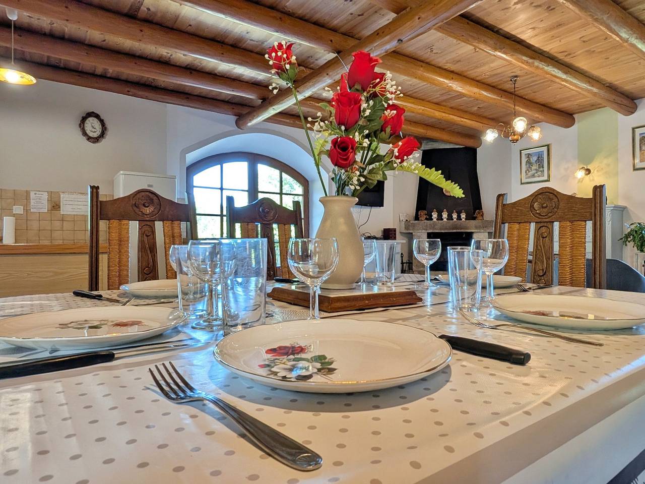 Grande maison en pierres avec jardin, proche d'un bourg médiéval, animaux acceptés in Allègre, Parc Naturel Régional Livradois-Forez
