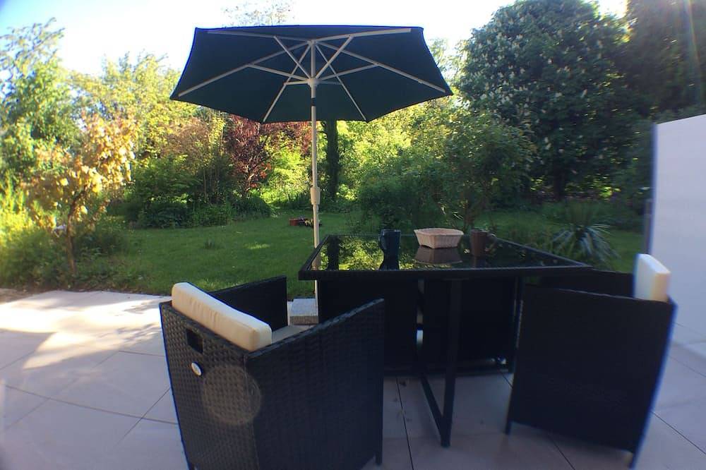 Apartamento entero, Raro, acogedor estudio tipo \"loft\" con terraza y jardín en el corazón de San Jorioz. in Saint-Jorioz, Parque natural regional del Macizo de Bauges