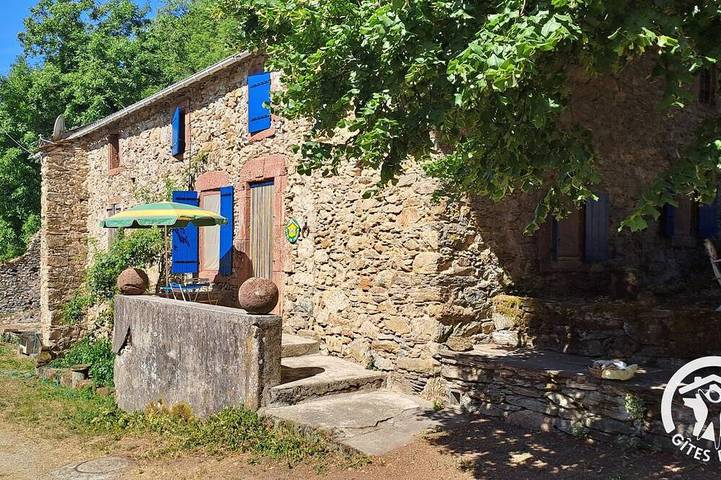 Location de vacances pour 6 personnes, avec jardin à Murat-sur-Vèbre