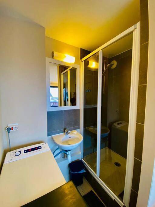Entire apartment, Alpe d'huez quartier jeux 50 m2-100 m des pistes in Huez, Écrins National Park