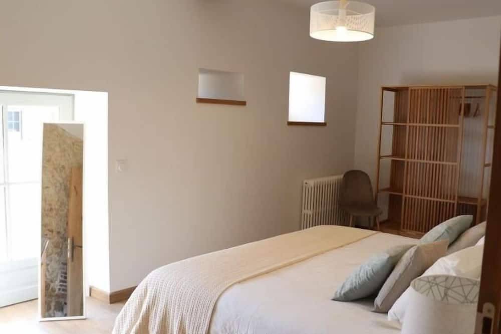 Charming 18th Century Cottage with Pool, Sleeps 10, Near Les Herbiers in Les Herbiers, Loire Valley