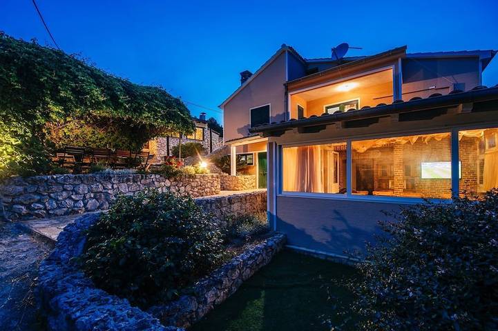 Dom wakacyjny dla 13 osób, z balkon i jacuzzi oraz ogród i sauna w Iz